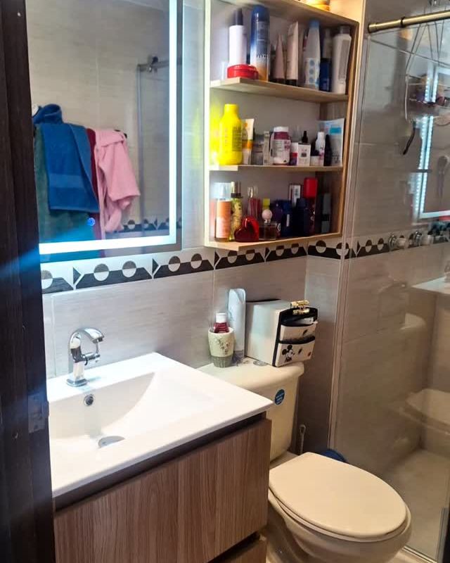 Baño con mueble flotante, espejo con luz LED y repisas