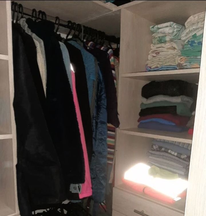 Closet abierto con barra para colgar, entrepaños y cajones
