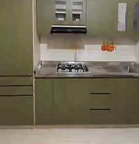 Después: cocina integral verde oliva con nevera integrada y mesón continuo