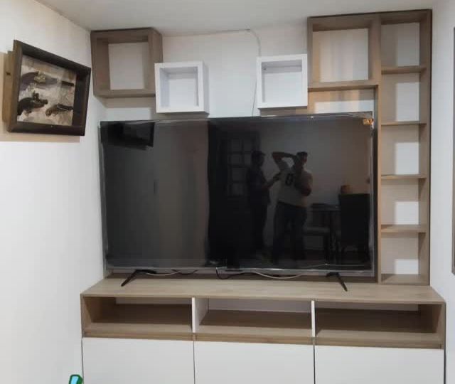 Centro de entretenimiento con nichos alrededor del televisor