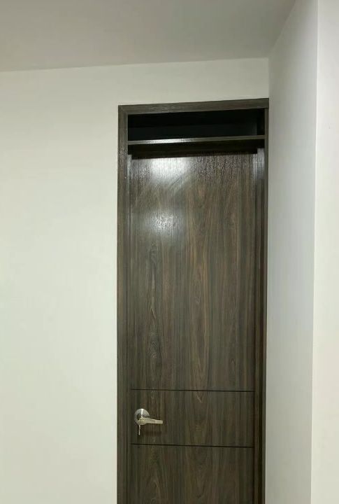 Dos puertas en madera oscura instaladas en un apartamento